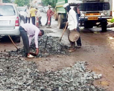 अखेर कालिका पार्कमध्ये खड्डे बुजविण्याला मुहूर्त सापडला!