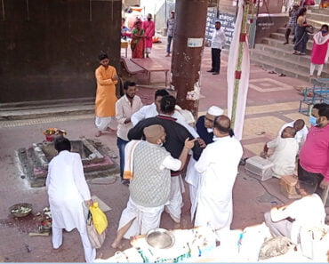 नाशिकमध्ये गंगाघाटावर यजमान पळवण्यावरून पुराेहितांमध्ये तुंबळ भांडण (Video)