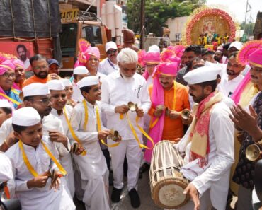 नाशिक: स्वत: ढोल वाजवत पालकमंत्री दादा भुसे यांनी केला मिरवणूकीस प्रारंभ