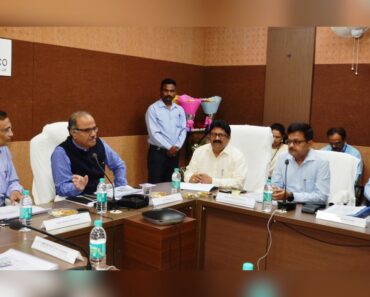 अखंड वीज पुरवठ्यासाठी योजनांची योग्य अंमलबजावणी करा: विश्वास पाठक यांचे निर्देश