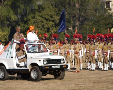 शासकीय योजनांचा लाभ घेऊन जिल्ह्याच्या सर्वांगीण विकासात सहभाग नोंदवावा: पालकमंत्री