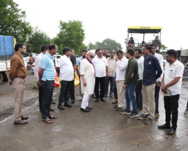 नाशिक: पिंपळस ते येवला पर्यायी रस्त्यावरील खड्डे तातडीने बुजवावे – छगन भुजबळ