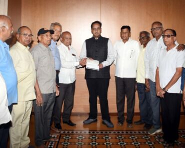 नाशिक: गोविंदनगर येथील संध्या छाया ज्येष्ठ नागरिक संघाकडून पूरग्रस्तांसाठी ५२ हजारांचा धनादेश जिल्हाधिकार्‍यांकडे सुपूर्द