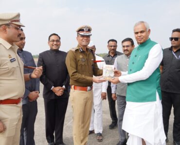 नाशिक: राज्यपाल आचार्य देवव्रत यांचे ओझर विमानतळ येथे आगमन व स्वागत