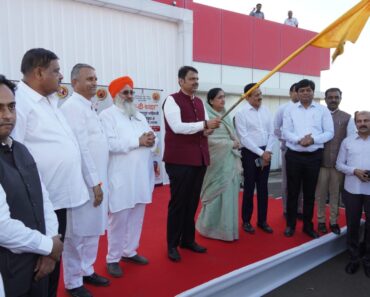 नाशिक: मुख्यमंत्री देवेंद्र फडणवीस यांनी हिंद दी चादर कार्यक्रमासाठी जाणाऱ्या भाविकांच्या बस व चित्ररथास दाखविला हिरवा झेंडा