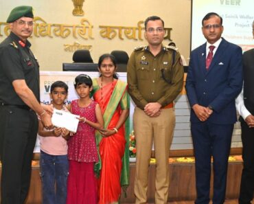 नाशिक: शहीद सैनिकांच्या पाल्यांना शैक्षणिक शिष्यवृत्तीचे वाटप