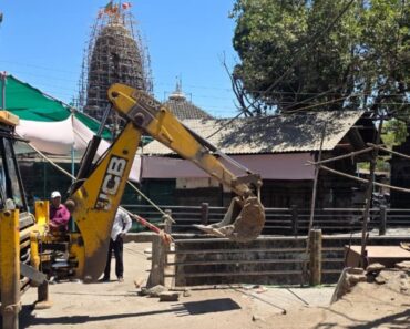 त्र्यंबकेश्वरमध्ये अतिक्रमणांवर कारवाई सुरू; कुंभमेळ्यापूर्वी दर्शन मार्ग मोकळा करण्यास गती