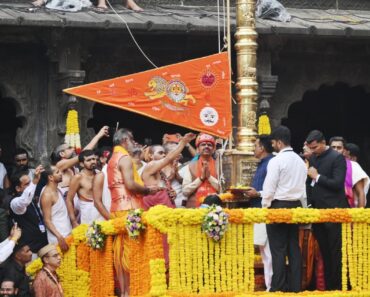 त्र्यंबकेश्वर येथे मुख्यमंत्री फडणवीस यांच्या हस्ते ध्वजारोहणाने सिंहस्थ कुंभमेळा पर्वाचा मंगलारंभ