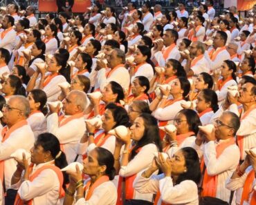 नाशिक: शंखनादाच्या विश्वविक्रमाने दुमदुमला गोदाकाठ; अमेरिकेचा ३०३ शंखवादकांचा विक्रम मोडला