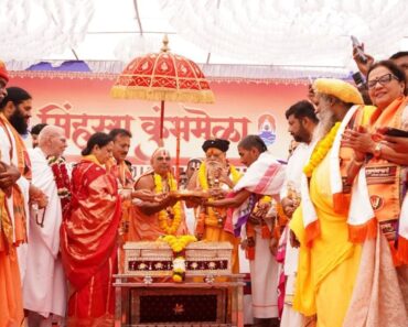 सिंहस्थ कुंभमेळ्याच्या महाध्वज ग्राम परिक्रमेला उत्साहात प्रारंभ; संत-महंतांसह हजारो भाविकांचा सहभाग